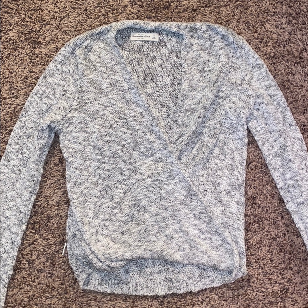 Cute A&F knit crop!